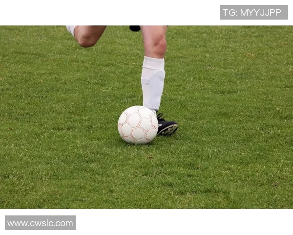 掌握足球颠球技巧提升球技的秘诀与训练方法分享